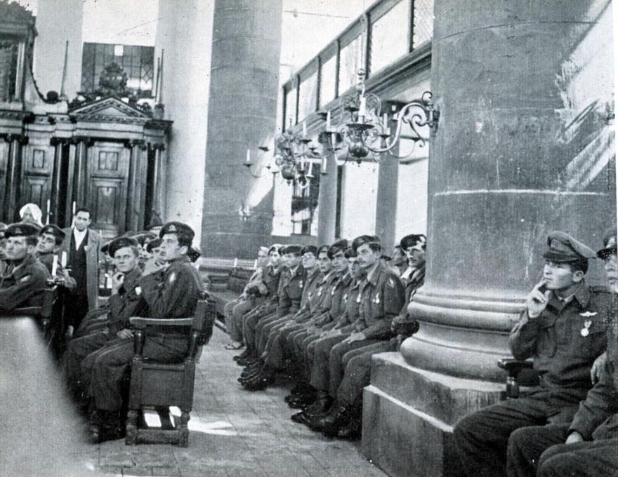 IDF soldiers in a synagogue in Amsterdam