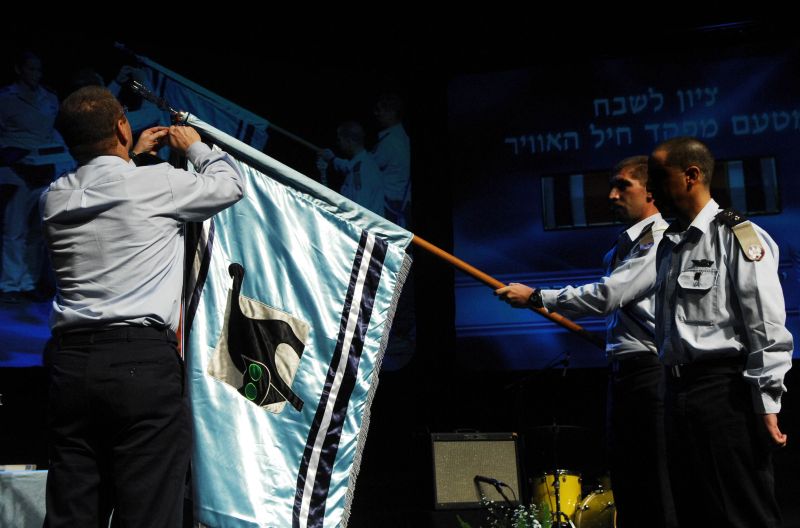 Major General Shekdy attaches the ribbon of the Second Lebanon War 