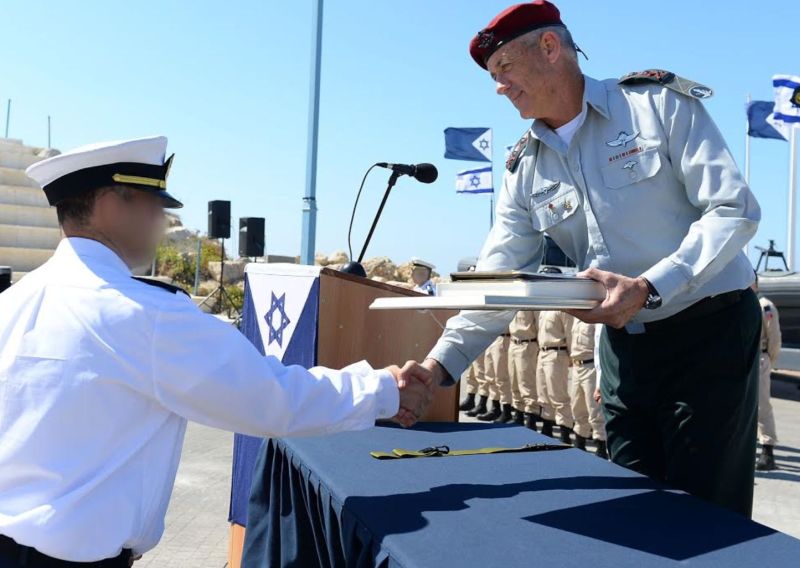Chief of Staff congratulates Navy Unit Commander