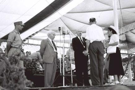 President Weizmann presenting the decoration "Hero of Israel"